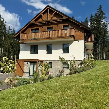 アパート Kellov Dom デマノブスカ・ドリーナ